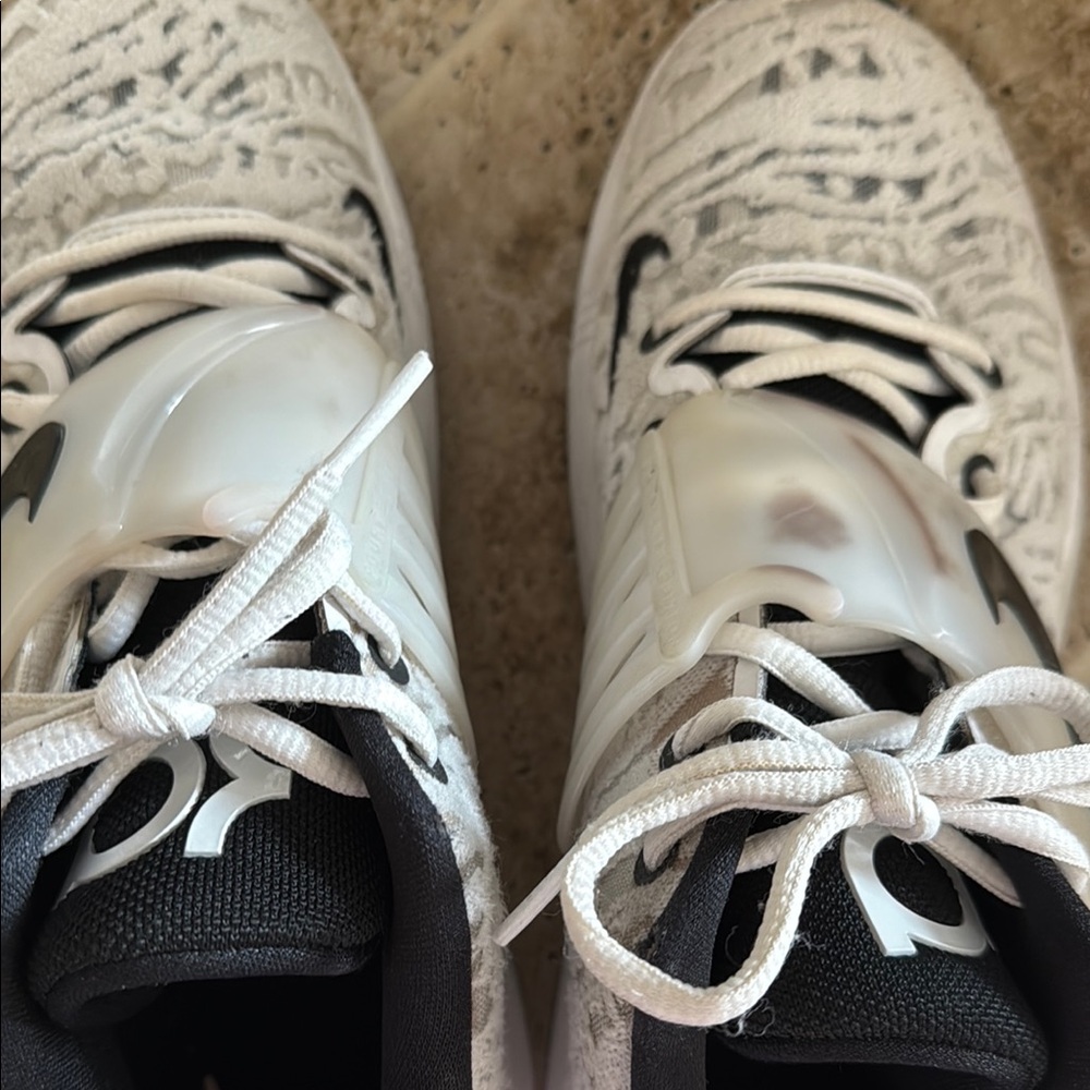 Nike White and Black Athletic Sneakers - Picture 5 of 5